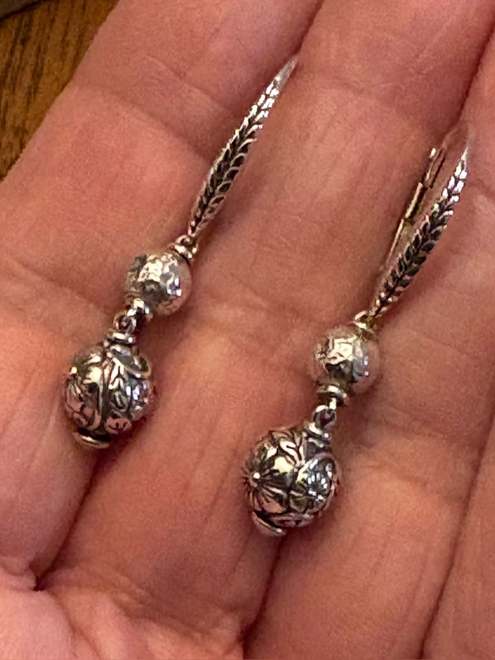 New JAI sterling silver pretty 
Hammered & flower carved Leverback Earrings - Picture 3 of 5